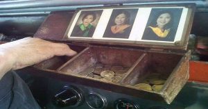 Jeepney-Driver-Goes-Viral-For-Proudly-Displaying-Photos-Of-His-College-Graduate-Kids